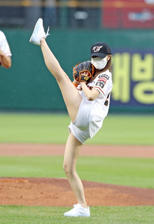 시구하는 한화 이글스 팬 이미주 /사진=한화 이글스