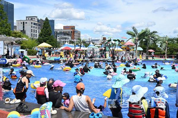 집중호우로 연기됐던 울산 중구 동천야외물놀이장이 26일 개장식을 가졌다. 휴일을 맞아 물놀이장을 찾은 시민들이 물놀이를 하며 한낮의 더위를 식히고 있다.
