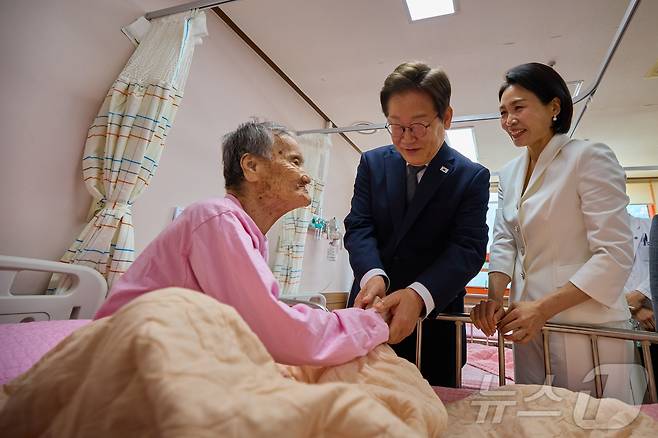 이재명 대통령과 부인 김혜경 여사가 25일 전남 고흥군 국립소록도병원을 찾아 한센인들과 인사를 나누고 있다. (대통령실 제공. 재판매 및 DB 금지) 2025.6.25/뉴스1 ⓒ News1 이재명 기자