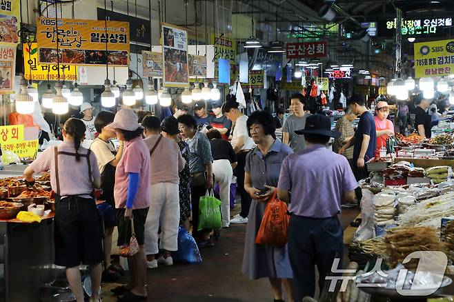 전 국민에게 1인당 15만~45만원을 지급하는 '민생회복 소비쿠폰' 지급 첫 주말인 26일 광주 서구 양동시장에 손님들이 북적이고 있다. 2025.7.26/뉴스1 ⓒ News1 이수민