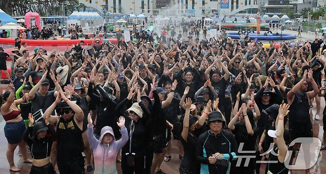 26일 충남 보령 대천해수욕장 머드엑스포광장에서 열린 제28회 보령머드축제를 찾은 관광객들이 축제를 즐기고 있다. 2025.7.26/뉴스1 ⓒ News1 김기태 기자