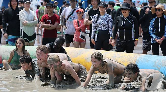 26일 충남 보령 대천해수욕장 머드엑스포광장에서 열린 제28회 보령머드축제를 찾은 외국인 관광객들이 축제를 즐기고 있다.2025.7.26/뉴스1 ⓒ News1 김기태 기자