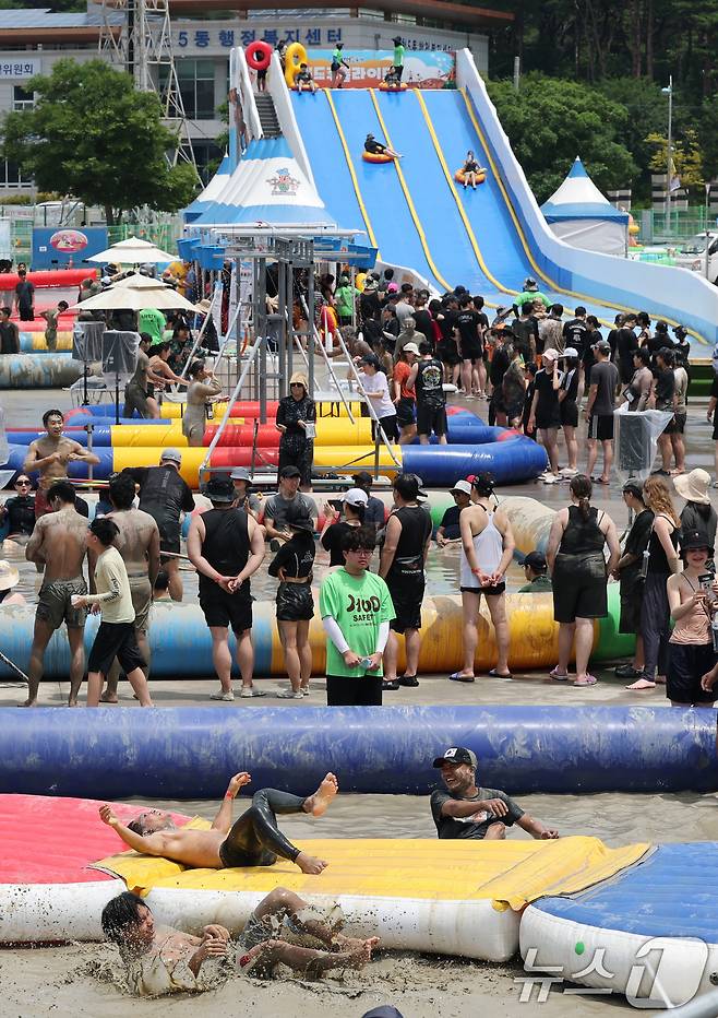 26일 충남 보령 대천해수욕장 머드엑스포광장에서 열린 제28회 보령머드축제를 찾은 관광객들이 축제를 즐기고 있다.2025.7.26/뉴스1 ⓒ News1 김기태 기자