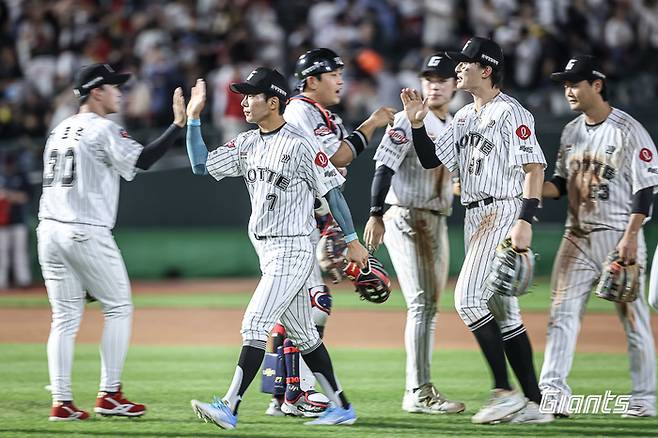 경기 승리를 거둔 뒤 롯데 선수들이 하이파이브를 하고 있다. 사진 | 롯데 자이언츠
