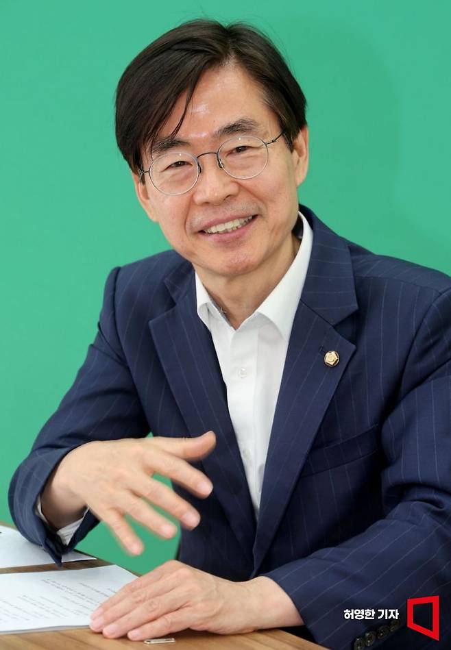 국민의힘 대표 경선에 출마한 조경태 의원이 지난 24일 아시아경제 시사유튜브 'AK라디오'에 출연해 인터뷰 하고 있다. 허영한 기자