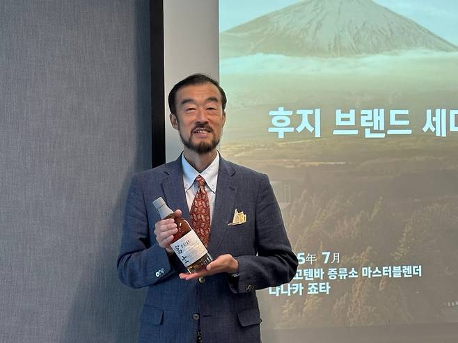 일본 프리미엄 위스키 '후지'를 생산하는 고텐바 증류소의 다나카 조타 마스터 블렌더가 지난 25일 서울 서초구 하이트진로 사옥에서 기자 간담회를 진행했다./변지희 기자