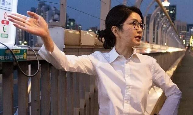 윤석열 전 대통령 김건희 여사가 2024년 9월 ‘세계 자살 예방의 날’을 맞아 서울 마포대교에서 마포경찰서 용강지구대 근무자와 함께 도보 순찰을 하고 있다. 대통령실 제공