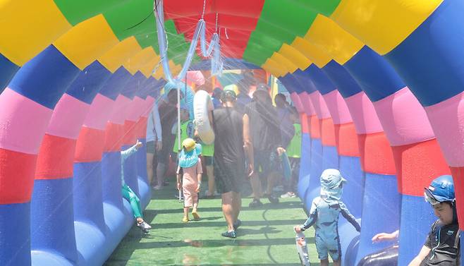 폭염의 날씨가 계속되는 26일 서울 성북구 숭덕초등학교에서 열린 제9회 성북문화바캉스에서 어린이와 시민들이 물놀이를 하며 즐거운 시간을 보내고 있다. 연합뉴스