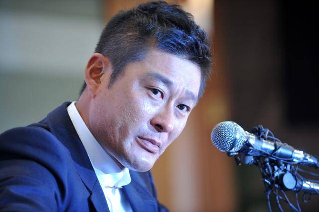 한국 프로야구의 전설 이종범이 2012년 4월 5일 서울 강남구 리베라호텔에서 현역 은퇴 기자회견을 진행하던 중 눈물을 흘리고 있다. 한국일보 자료사진