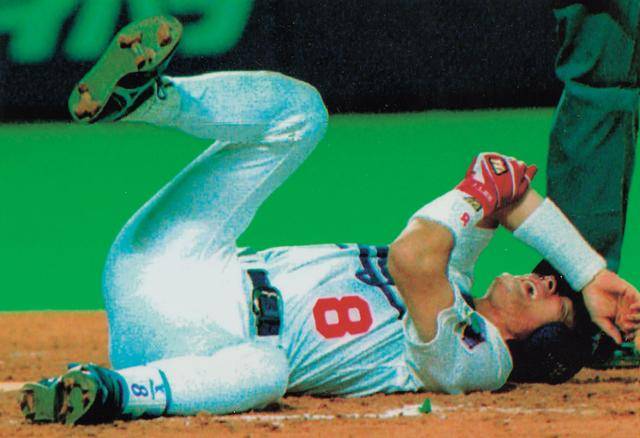 이종범이 일본 프로야구 진출 첫해인 1998년 6월 23일 한신전에서 팔꿈치에 공을 맞고 고통스러워하고 있다. 연합뉴스