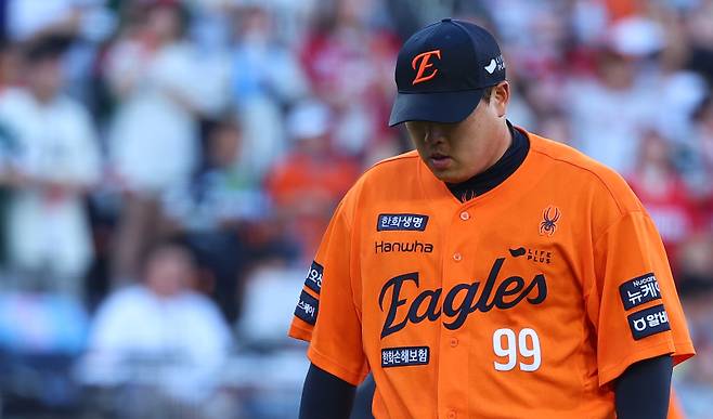 <yonhap photo-2953=""> 고개 숙인 류현진 (대전=연합뉴스) 김도훈 기자 = 26일 대전 한화생명 볼파크에서 프로야구 2025 신한 SOL 뱅크 KBO리그 SSG 랜더스와 한화 이글스 경기. 1회말 5실점으로 이닝을 마친 류현진이 허탈해 하며 더그아웃으로 향하고 있다. 2025.7.26 superdoo82@yna.co.kr/2025-07-26 19:43:00/ <저작권자 ⓒ 1980-2025 ㈜연합뉴스. 무단 전재 재배포 금지, AI 학습 및 활용 금지></yonhap>