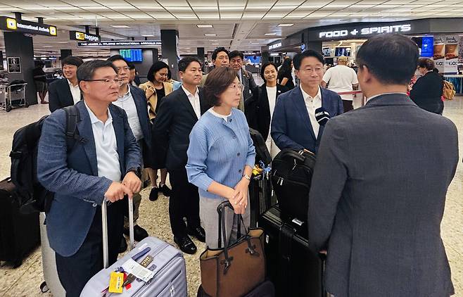 더불어민주당 조정식 의원과 국민의힘 나경원 의원을 공동 단장으로 한 한미의원연맹 방문단이 20일(현지시간) 미국 워싱턴DC 인근 덜레스국제공항에 도착하고 있다. 사진 주미대사관 입법관실