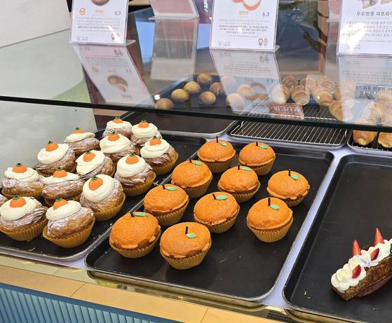 지난달 서울의 한 베이커리 카페에 미니 케이크가 진열돼있다. 노유림 기자