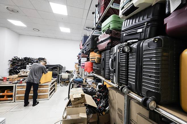 수선할 캐리어가 잔뜩 쌓여져 있다.