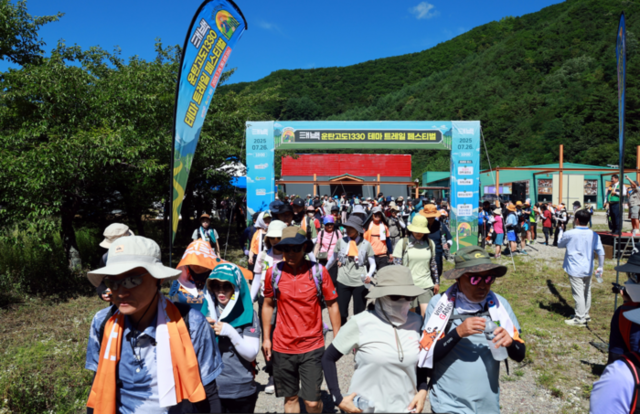 ▲ 강원관광재단이 주관한 ‘운탄고도1330 테마 트레일 페스티벌’이 26일 태백에서 열려 500여명의 참가자들은 알리소(옛 소원지캠핑장)를 출발해 태백체험공원·지지리골을 거쳐 자작나무숲으로 이어지는 ‘운탄고도 6길’을 걷고, 한강·낙동강 발원지 축제와 황지시장·관광지 등 연계 코스를 방문해 프로그램을 즐겼다.