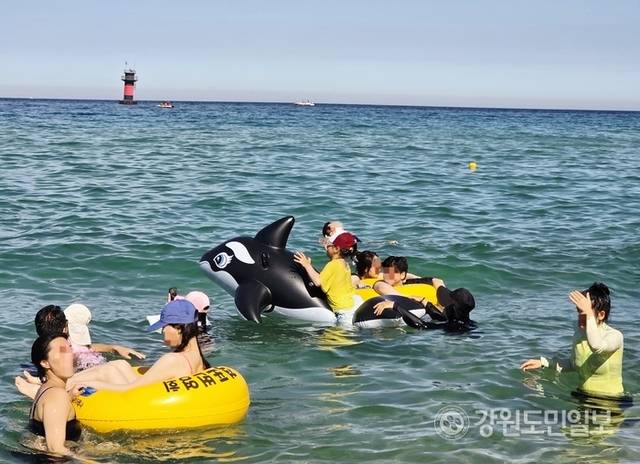 ▲ 26일 오후 2시쯤 찾은 강원 강릉 경포해수욕장. 피서객들이 해수욕을 즐기며 더위를 식히고 있다.황선우 기자