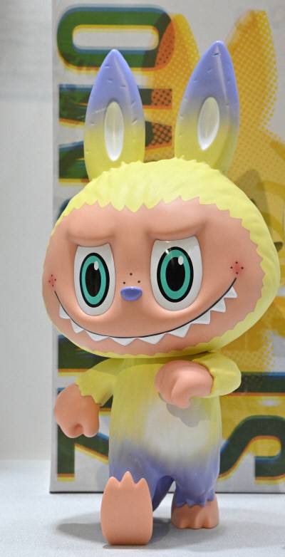 봉제인형 라부부가 전 세계적 열풍을 일으키고 있다. 무한 변신 세계관, 랜덤 마케팅, 소비자 참여형 커스터마이징 문화가 인기 비결로 꼽힌다. AFP 연합뉴스