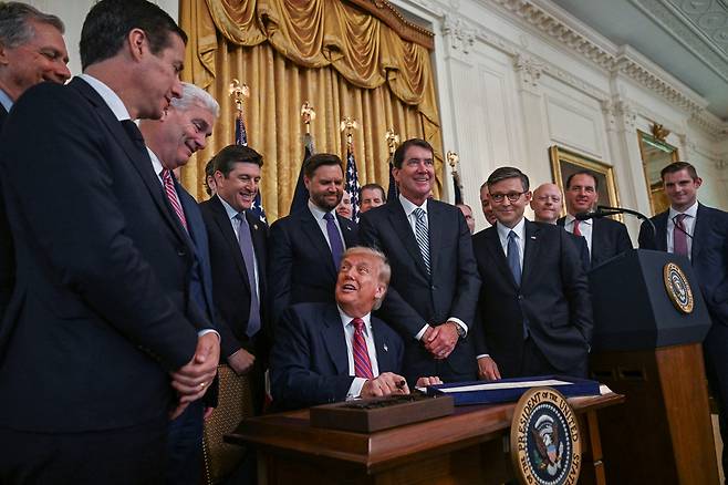 도널드 트럼프 미국 대통령은 지난 7월 18일(현지시간) 가상화폐의 일종인 스테이블코인을 제도권으로 가져오는 데 필요한 규제 틀을 마련하는 ‘지니어스 법(Genius Act)’에 서명했다. 연합외신