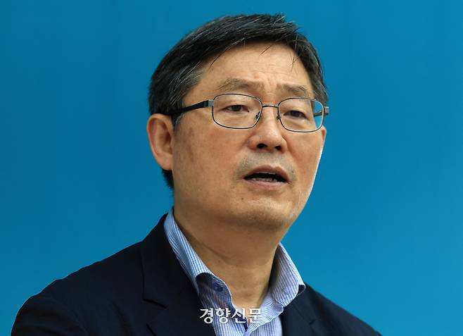 <미중 화폐전쟁>의 저자인 조경엽 전 KB금융 경영연구소장이 7월 21일 서울 경향신문사에서 ‘디지털화폐 부상과 화폐전쟁’ 등과 관련해 인터뷰하고 있다. 서성일 선임기자