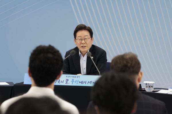 이재명 대통령이 지난 25일 부산 국립부경대학교에서 열린 타운홀미팅 ‘부산의 마음을 듣다’ 지역 주민 간담회에서 참석자 질문에 답하고 있다. 전민철 기자