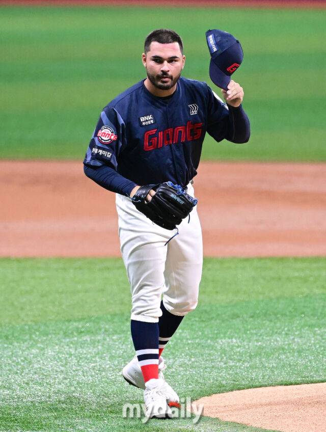 2025년 7월 24일 오후 서울 고척스카이돔에서 열린 '2025 신한 SOL뱅크 KBO 리그' 롯데 자이언츠와 키움 히어로즈의 경기. 롯데 선발투수 감보아가 마운드에 오르며 주심에게 인사하고 있다./마이데일리