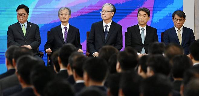 지난 6월4일 국회의사당에서 열린 이재명 대통령의 취임 선서식에 참석한 헌법 기관장들이 이 대통령의 연설을 듣고 있다. 왼쪽부터 우원식 국회의장, 조희대 대법원장, 당시 헌법재판소장 권한대행이던 김형두 헌법재판관, 국무총리 직무대행이던 이주호 부총리 겸 교육부 장관, 노태악 중앙선거관리위원회 위원장. 국가 의전 서열상 ‘국회의장 > 대법원장 > 헌재소장 > 총리 > 선관위원장’이란 점을 알 수 있다. 뉴스1