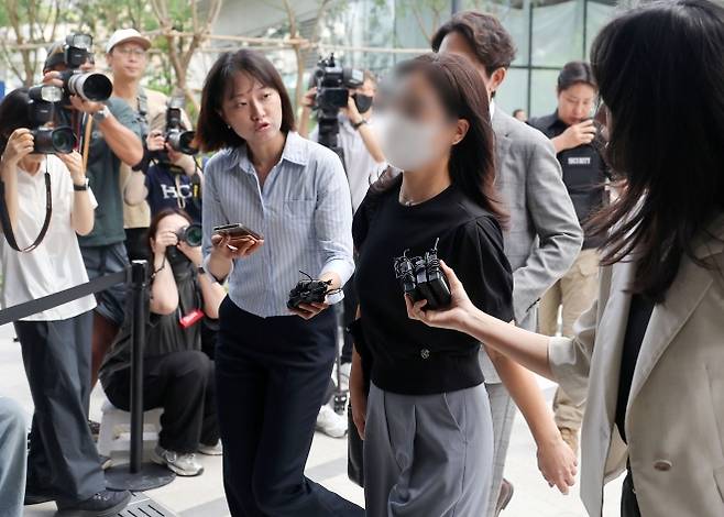 김건희 여사 일가의 집사로 알려진 김모씨 부인 정모씨가 지난 23일 서울 종로구 KT광화문빌딩에 마련된 김건희 특검팀 사무실에 출석하고 있다. 연합뉴스