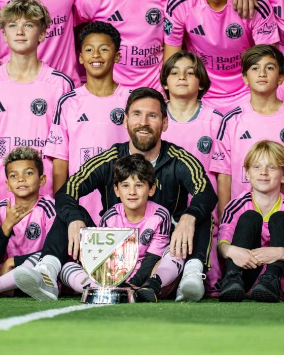 리오넬 메시(가운데)가 MLS MVP 트로피와 함께 미소짓고 있다. /사진=인터 마이애미 공식 사회관계망서비스(SNS)