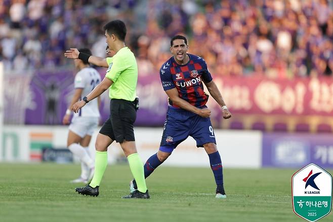 수원FC 공격수 싸박(오른쪽)가 FC안양전 골 세리머니를 하고 있다. /사진=한국프로축구연맹 제공