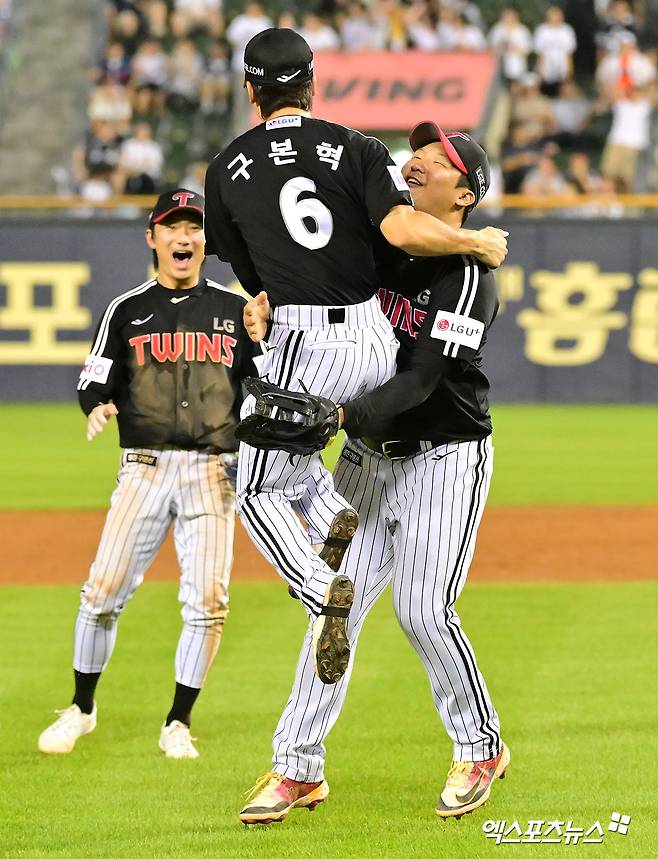 25일 오후 서울 송파구 잠실야구장에서 열린 '2025 신한 SOL Bank KBO리그' LG 트윈스와 두산 베어스의 경기, LG가 9회초 문성주의 역전 쐐기타와 구본혁의 호수비에 힘입어 두산에 6:5 역전승을 거뒀다. 이날 경기에서 승리한 LG 선수들이 기뻐하고 있다. 엑스포츠뉴스 잠실, 김한준 기자