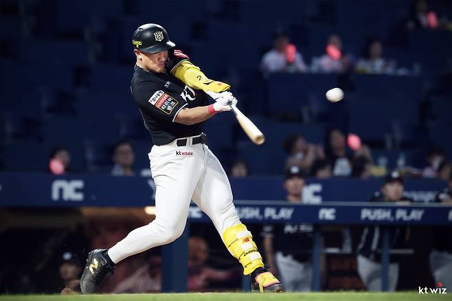 KT 위즈 안현민이 올해 정규시즌 경기에서 타격하고 있다. KT 위즈