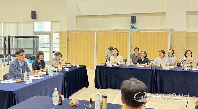 지난 25일 하남시장애인복지관에서 열린 복합특수학급 설치를 위한 정담회에서 윤태길 경기도의원이 광주하남교육지원청 관계자, 하남지역 학부모 등과 논의를 하고 있다. 사진=윤태길도의원