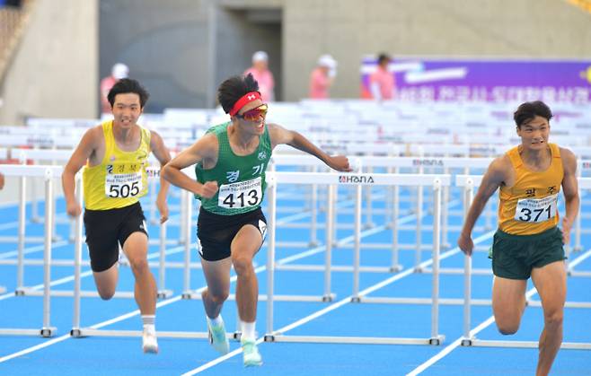 27일 부산 아시아드경기장 육상경기장서 열린 문화체육관광부장관기 제46회 전국시도대항육상경기대회 남고부 110m 허들 경기서 이민혁(사진 가운데·경기모바일과고)이 1위로 골인하고 있다. 사진=경기모바일과학고등학교