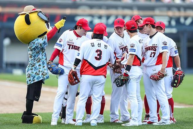 KIA 타이거즈 선수단이 지난 24일 광주-기아 챔피언스 필드에서 열린 LG 트윈스와의 경기에 앞서 필승을 다짐하고 있다. /사진=KIA 타이거즈 제공