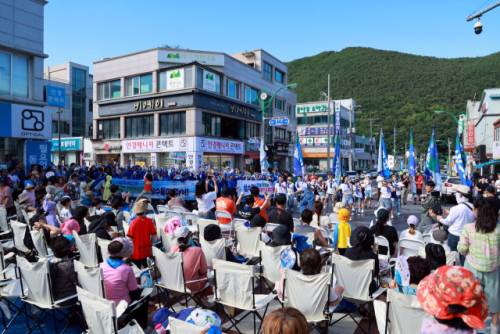 ◇태백의 대표 여름 축제인 제10회 한강·낙동강 발원지 축제가 지난 26일 태백 일원에서 워터 워킹 퍼레이드를 시작으로 개막했다. 축제는 다음달 3일까지 진행된다. 사진은 올해 워터 워킹 퍼레이드의 모습.