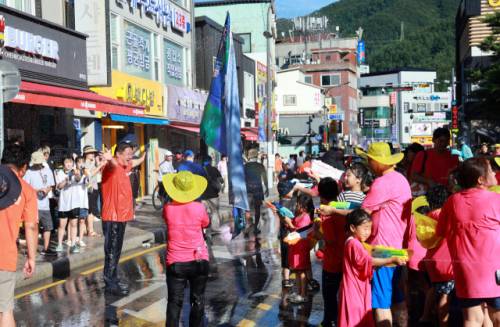 ◇태백의 대표 여름 축제인 제10회 한강·낙동강 발원지 축제가 지난 26일 태백 일원에서 워터 워킹 퍼레이드를 시작으로 개막했다. 축제는 다음달 3일까지 진행된다. 사진은 올해 워터 워킹 퍼레이드의 모습.
