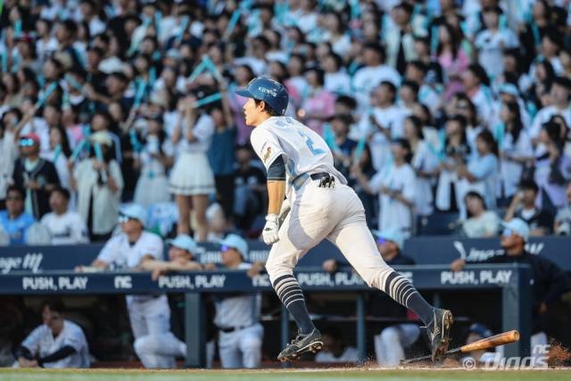 NC 다이노스 박민우가 27일 창원NC파크에서 열린 키움 히어로즈와의 홈경기에서 홈런을 친 후 타구를 바라보고 있다./NC 다이노스/
