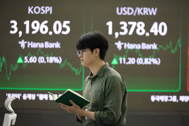 지난 25일 서울 중구 하나은행 본점에서 직원들이 증시와 환율을 모니터하고 있다. (사진=연합뉴스)