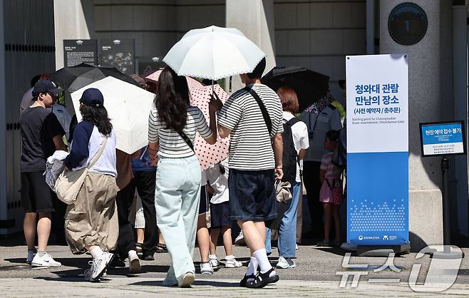 청와대 관람 일시 종료를 앞두고 마지막 주말인 27일 서울 종로구 청와대 춘추문으로 관람객들이 입장하고 있다. 2025.7.27/뉴스1 ⓒ News1 김도우 기자