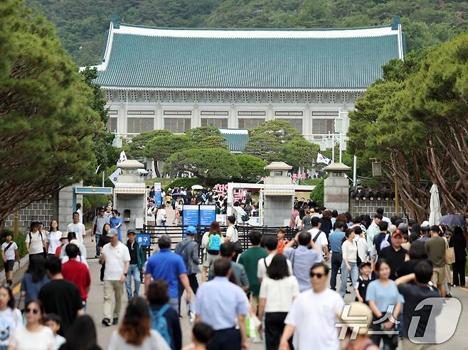 제21대 대통령 선거 투표일인 3일 서울 종로구 청와대에서 관람객들이 입장을 위해 줄을 서 있다. 2025.6.3/뉴스1 ⓒ News1 황기선 기자