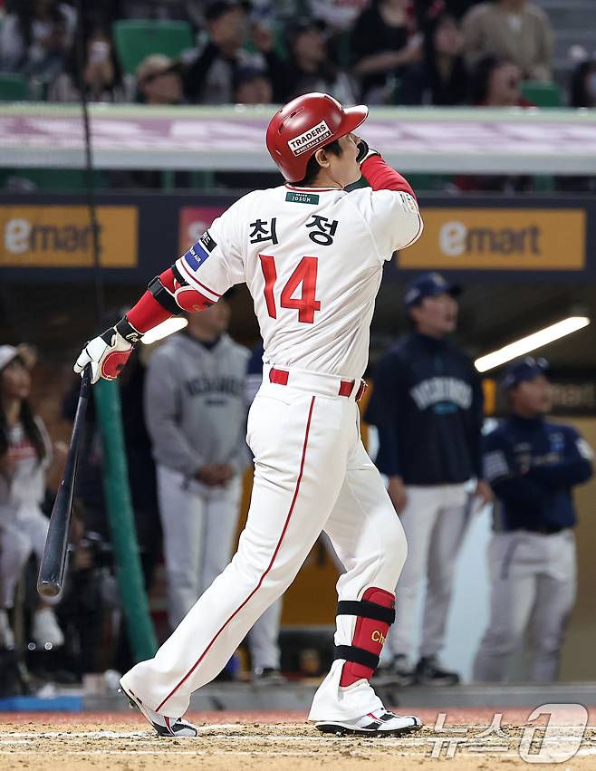 13일 인천SSG 랜더스필드에서 열린 '2025 신한 SOL뱅크 KBO리그' NC 다이노스와 SSG 랜더스의 경기, SSG 최정이 6회말 2사 1루 동점 2점 홈런을 터뜨리며 개인 통산 500홈런을 기록하고 있다. 2025.5.13/뉴스1 ⓒ News1 김성진 기자