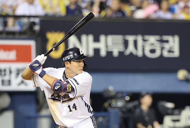 두산 박계범이 27일 서울 잠실구장에서 열린 2025 KBO리그 두산전에서 희생플라이를 치며 김기연이 홈인해 1점 득점에 성공했다. 사진 | 연합뉴스