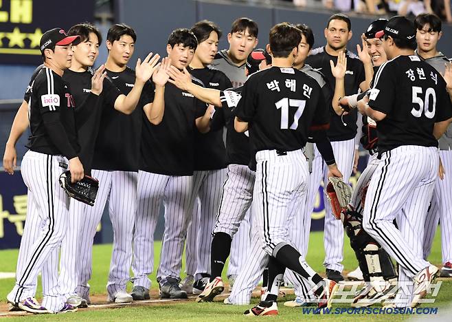26일 잠실구장에서 열린 두산과 LG의 경기. LG가 두산에 승리하며 6연승을 기록했다. 경기 종료 후 승리의 기쁨을 나누고 있는 LG 선수들. 잠실=송정헌 기자songs@sportschosun.com/2025.07.26/