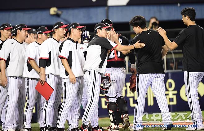 26일 잠실구장에서 열린 두산과 LG의 경기. LG가 두산에 승리하며 6연승을 기록했다. 경기 종료 후 승리의 기쁨을 나누고 있는 LG 선수들. 잠실=송정헌 기자songs@sportschosun.com/2025.07.26/