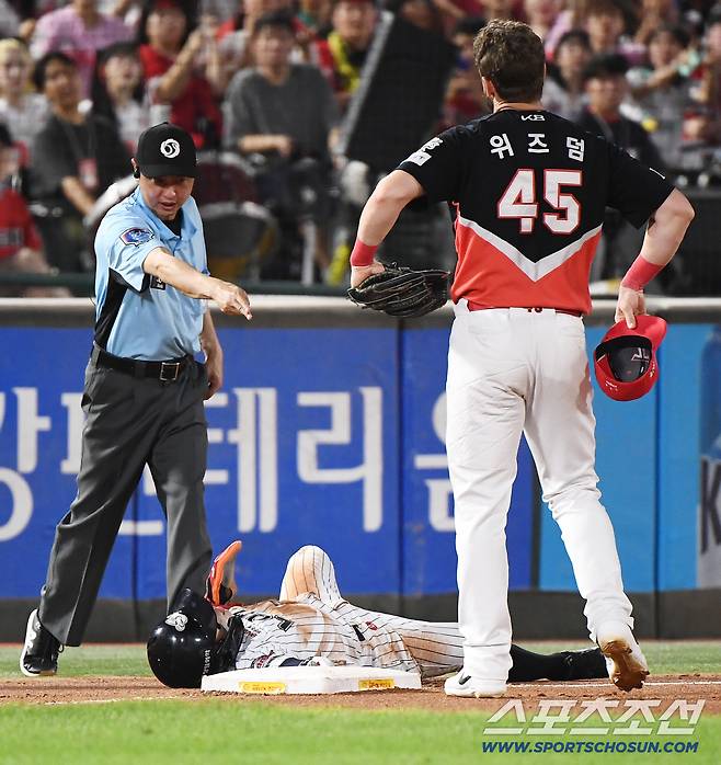 26일 부산 사직구장에서 열린 KIA와 롯데의 경기. 6회말 무사 1루 고승민의 번트 안타 때 황성빈이 3루까지 진루하는 과정에서 심판이 위즈덤의 주루방해를 선언하고 있다. 부산=정재근 기자 cjg@sportschosun.com/2025.7.26/