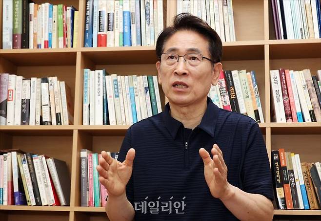 최진 대통령리더십연구원장이 지난 24일 오전 서울 여의도 대통령리더십연구원에서 데일리안과 인터뷰를 하고 있다. ⓒ데일리안 홍금표 기자