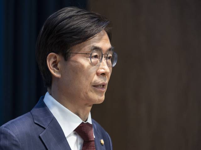 국민의힘 8·22 전당대회 당대표 선거에 출마한 6선 조경태 의원이 27일 오후 국회 소통관에서 ‘혁신 세력’ 당권주자들에게 후보 단일화를 촉구하는 기자회견을 하고 있다.<연합뉴스 사진>