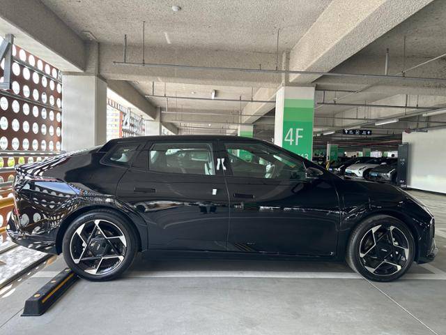 기아 EV4 옆모습. C필러 부근 지붕이 통상적인 준중형 세단보다 올라간 상태에서 트렁크라인과는 완만히 이어지게 만들어 공기 저항을 최대한 줄였다. 이상무 기자