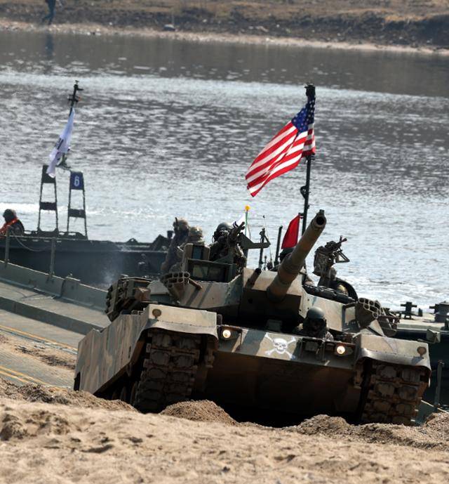 3월 20일 경기 연천군 임진강 일대 석은소 훈련장에서 열린 한미 연합 제병협동 도하훈련에서 K1E1전차가 연합부교를 건너고 있다. 사진공동취재단