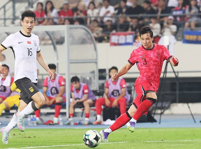 <yonhap photo-4568=""> 패스하는 이태석 (용인=연합뉴스) 홍기원 기자 = 7일 경기도 용인미르스타디움에서 열린 2025년 동아시아축구연맹(EAFF) E-1 챔피언십(동아시안컵) 남자부 1차전 한국과 중국의 경기. 한국 이태석이 패스하고 있다. 2025.7.7 xanadu@yna.co.kr/2025-07-07 21:43:12/ <저작권자 ⓒ 1980-2025 ㈜연합뉴스. 무단 전재 재배포 금지, AI 학습 및 활용 금지></yonhap>